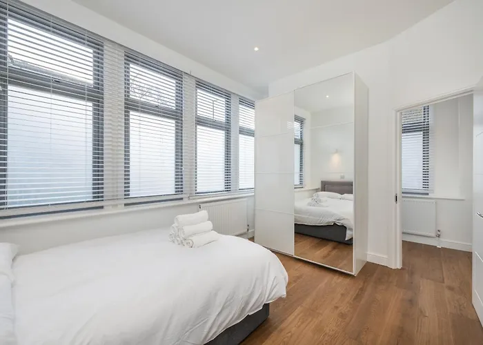 Luxury 2Bedroom And 2Bathroom Flat With Patio Central London!